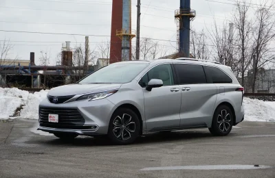 Toyota Sienna LE HEV 2025