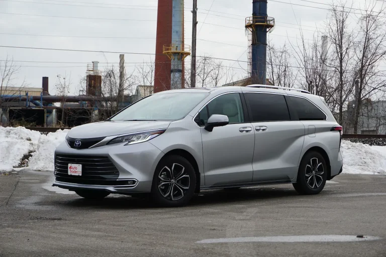 Toyota Sienna LE HEV 2025